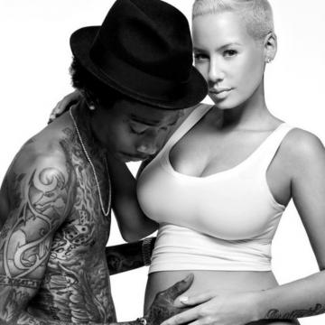 Amber Rose shows pregnant body
