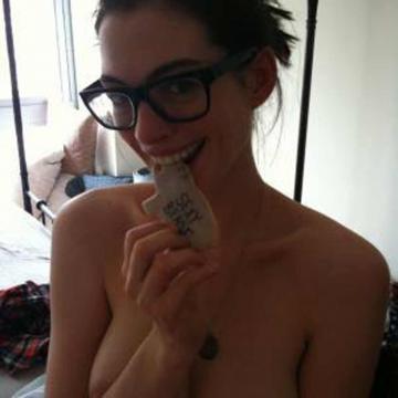 Anne Hathaway Nude Leaked Photos !