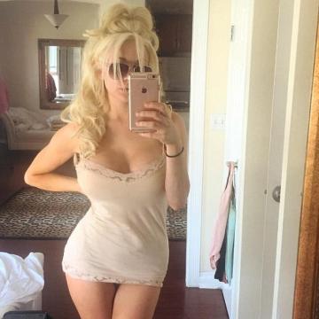 Courtney Stodden wears sexy lingerie