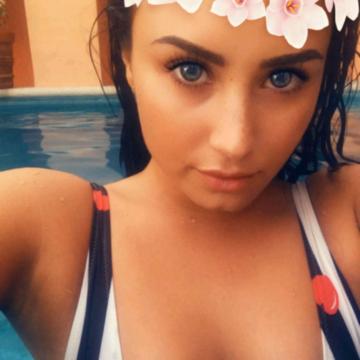 Demi Lovato sexy cleavage