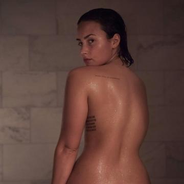 Demi Lovato sexy look while exposing her ass