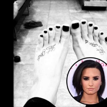 Demi Lovato sexy nails painted black