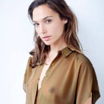 gal-gadot-goes-sexy-and-topless-02