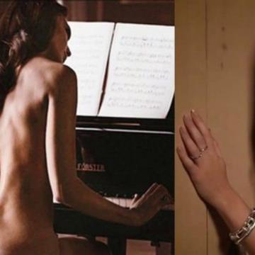 Actress Gal Gadot exposing exciting nude ass