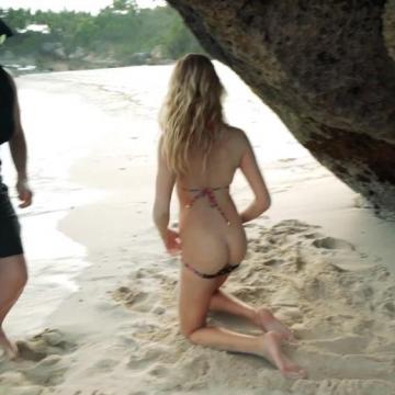 Hailey Clauson shows nude ass