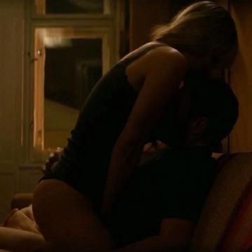 jennifer-lawrence-nude-butt-and-breasts-04