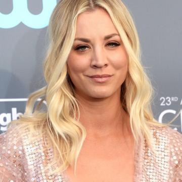 Kaley Cuoco blonde hair and sexy cleavage