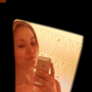 Kaley Cuoco topless selfie