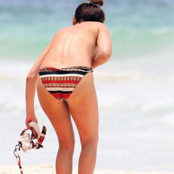 kelly-brook-topless-on-the-beach-14