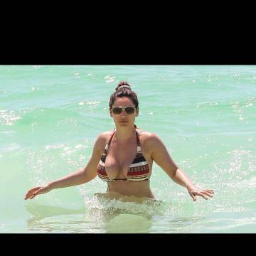 kelly-brook-topless-on-the-beach-1