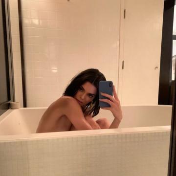 kendall-jenner-naked-and-very-hot-04