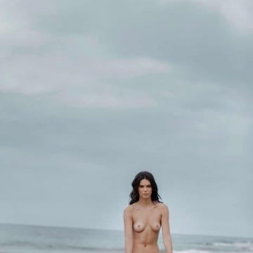 kendall-jenner-naked-on-a-horse-14