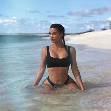 kim-kardashian-topless-and-hot-pics-10
