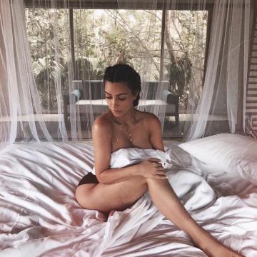 kim-kardashian-topless-and-hot-pics-11