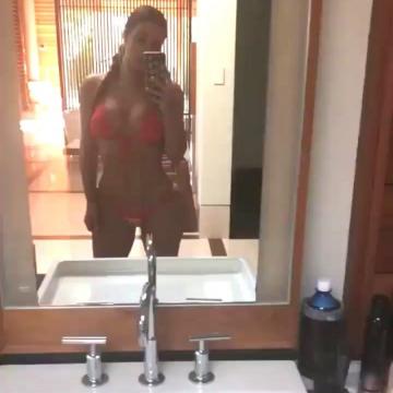 kim-kardashian-topless-and-hot-pics-27