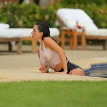kim-kardashian-topless-and-booty-photos-14