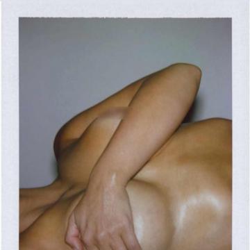kim-kardashian-showing-off-sexy-naked-body-17