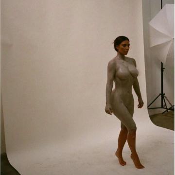 kim-kardashian-showing-off-sexy-naked-body-9