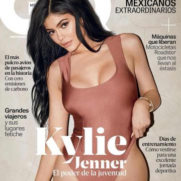 kylie-jenner-topless-and-cum-waiting-pics-10