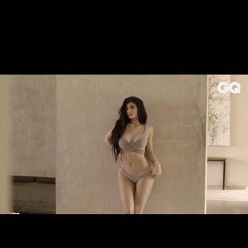 kylie-jenner-topless-and-cum-waiting-pics-3