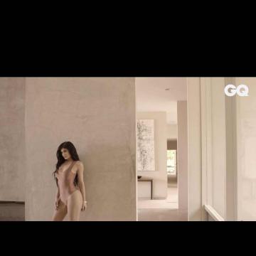 kylie-jenner-topless-and-cum-waiting-pics-7