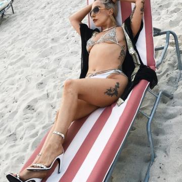 Lady Gaga reveals nice tattoo on her legs
