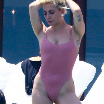 Lady Gaga sizzling bikini