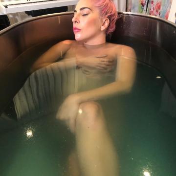 Lady-GaGa-naked-taking-bath-08