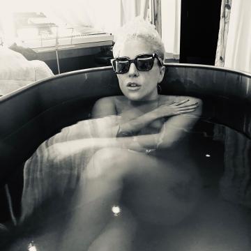 Lady-GaGa-naked-taking-bath-09