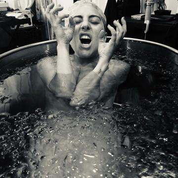 Lady-GaGa-naked-taking-bath-10