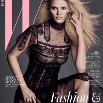 lara-stone-shows-pussy-and-naked-breasts-21