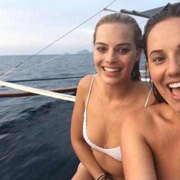 Margot Robbie bikini selfie