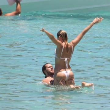 Margot Robbie sexy ass in a bikini