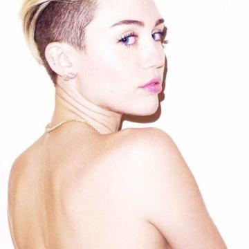 miley-cyrus-naked-moments-14