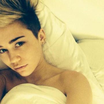 miley-cyrus-naked-moments-15