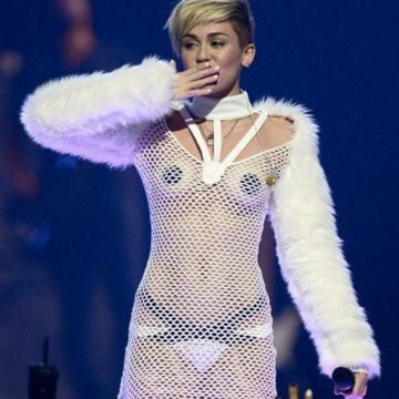miley-cyrus-naked-moments-17