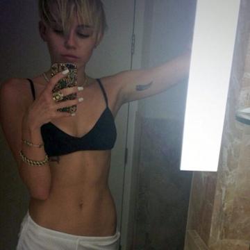miley-cyrus-naked-moments-24