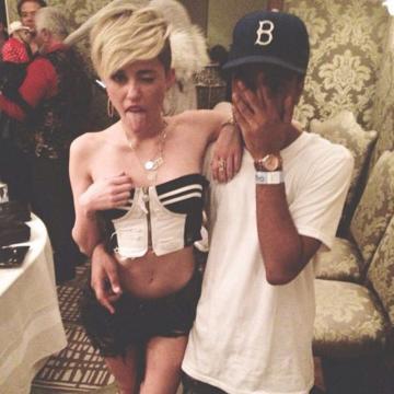 miley-cyrus-naked-moments-25