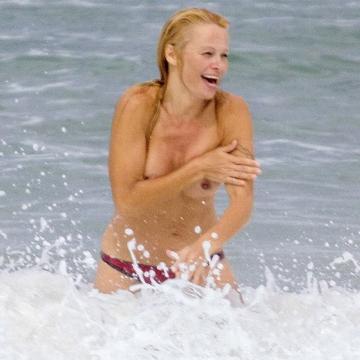 Pamela Anderson oops boobs