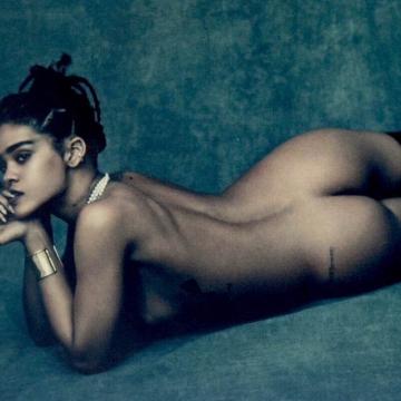 Adorable musician Rihanna shows bare butt