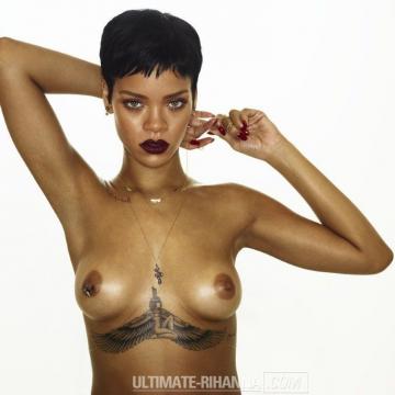Adorable singer Rihanna  shows nude boobs