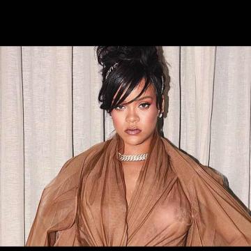 rihanna-shows-ass-and-goes-topless-13