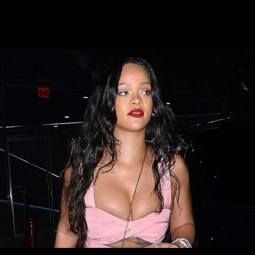rihanna-shows-ass-and-goes-topless-4