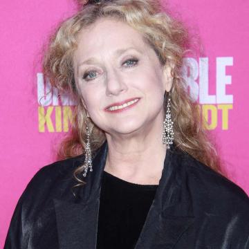 Carol Kane flaunts cleavage In sexy lingerie