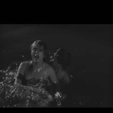 Fay Wray accidentally goes topless