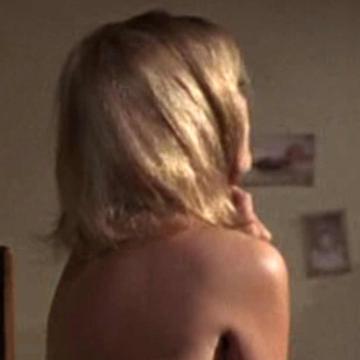 Faye Dunaway shows naked body
