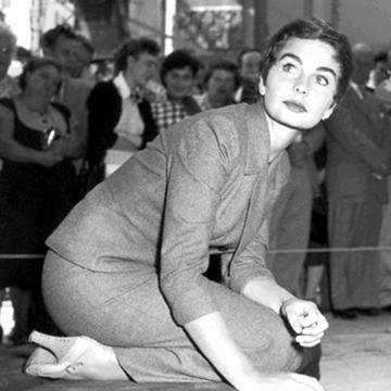 Jean Simmons flashes fascinating body