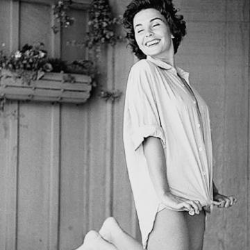 Jean Simmons goes hot and sexy