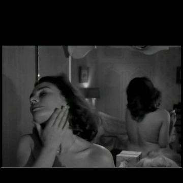 Jean Simmons goes nude