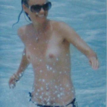 Laeticia Hallyday large breasts uncovered